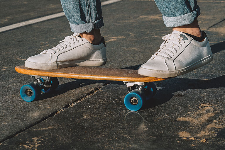 Person steht auf skateboard